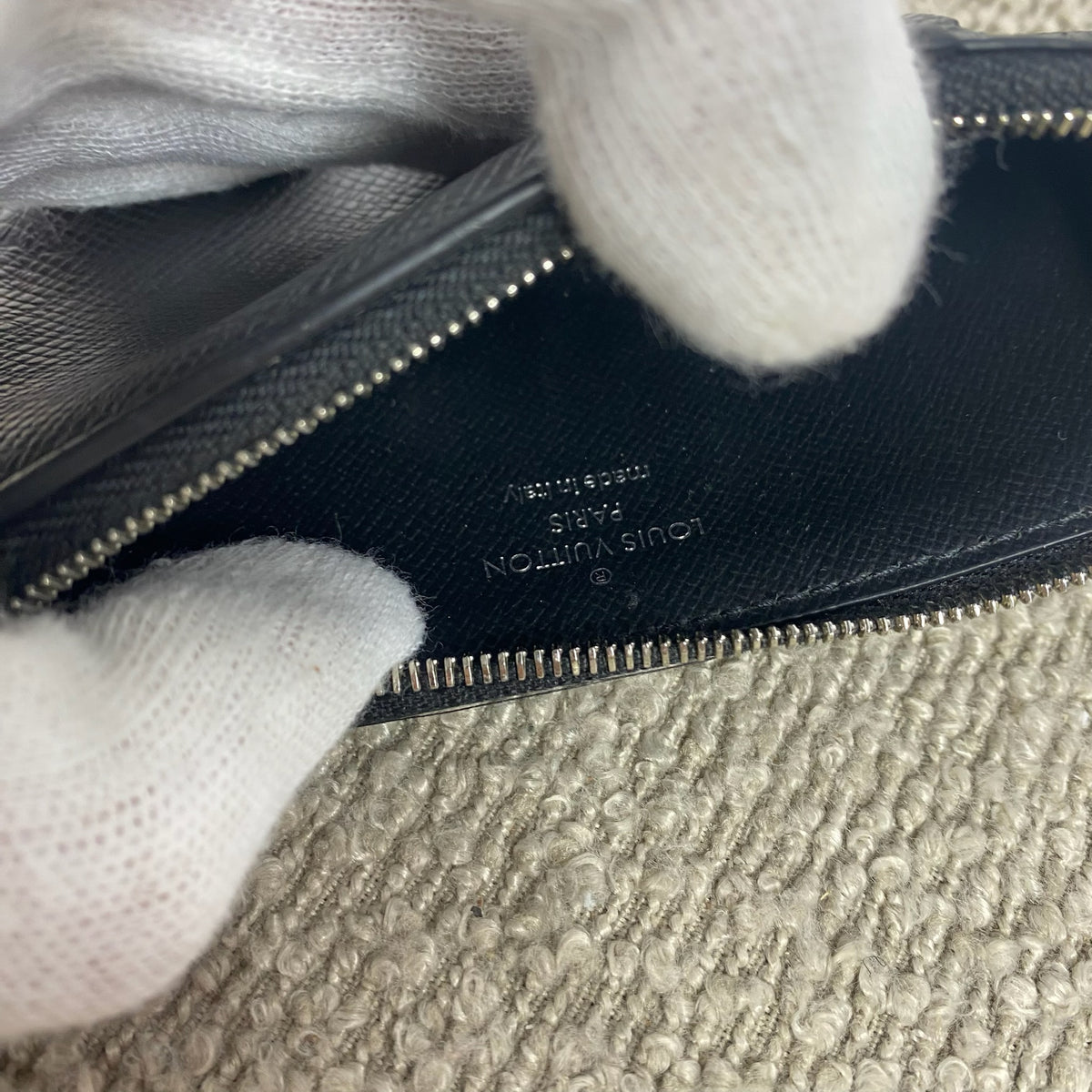 Louis Vuitton Taïga Card Holder with Zip – Black