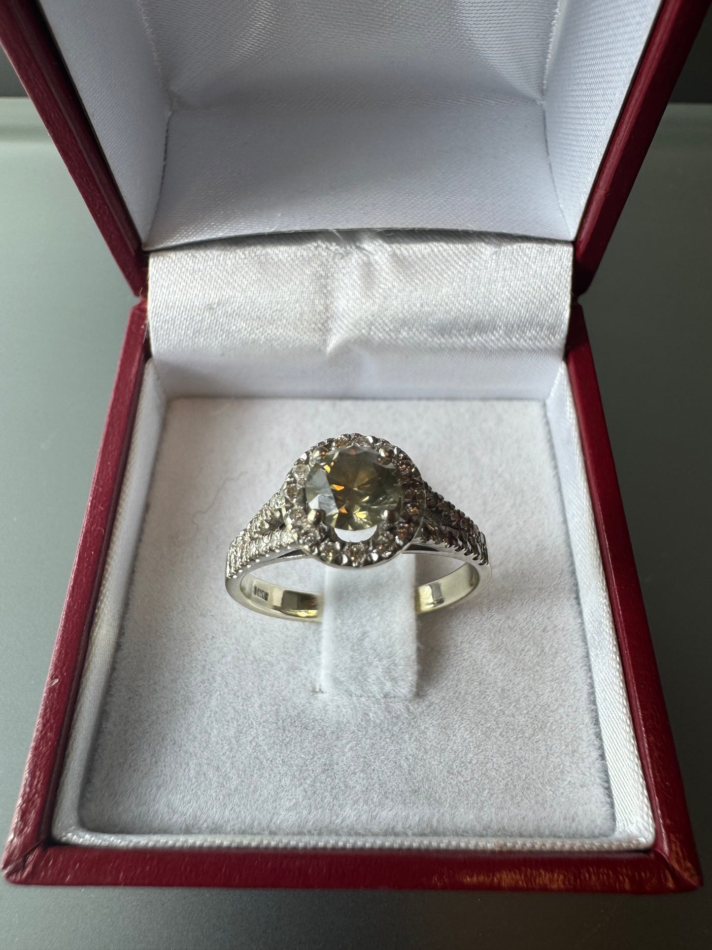 Exklusiver Diamantring aus 14K Weißgold mit Fancy Deep Yellowish Grey Diamant & Brillanten