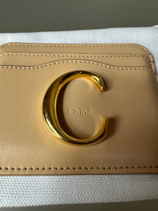 Chloé Card Holder – Leder Nude mit Goldakzent