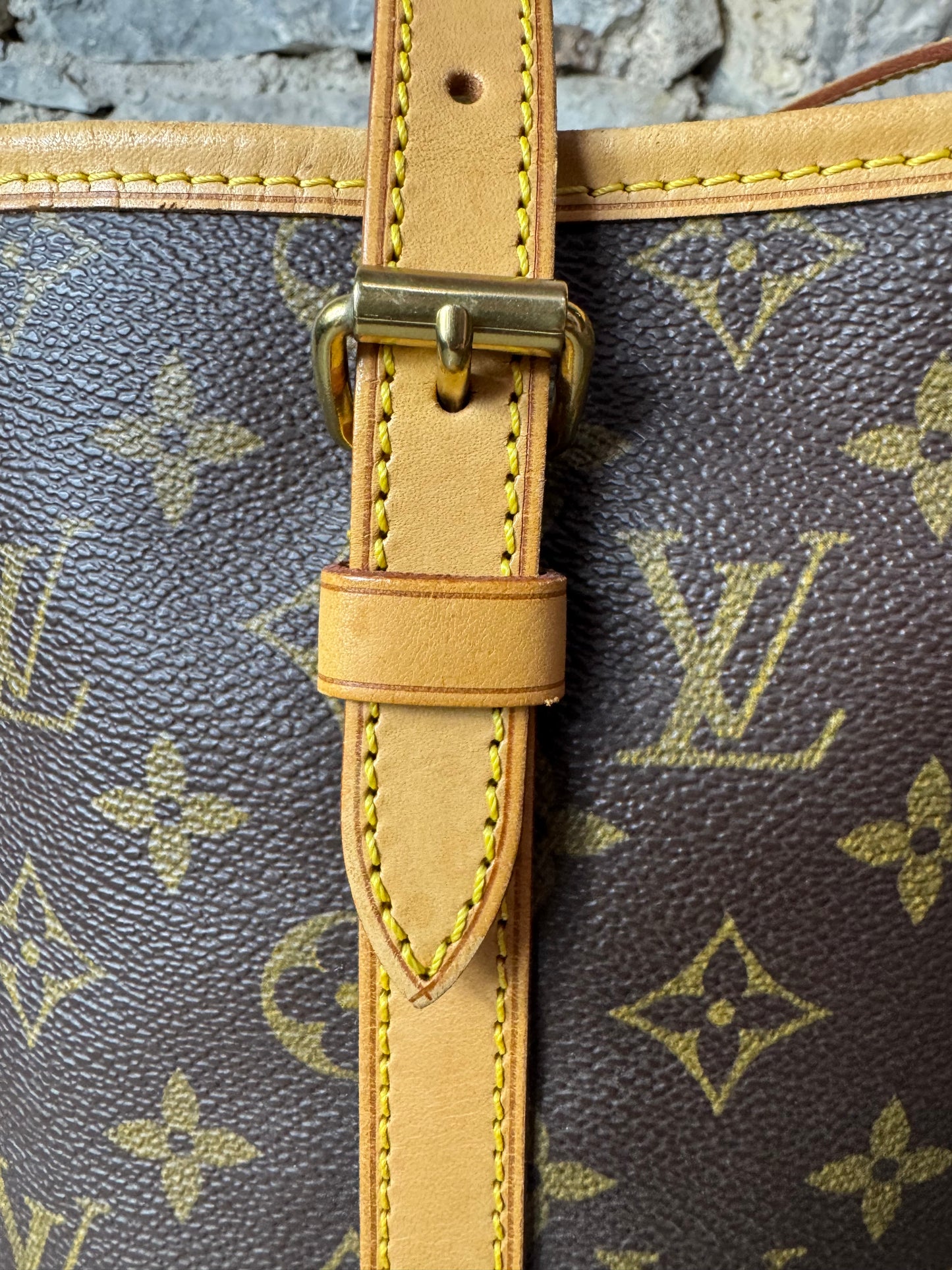 Louis Vuitton Bucket GM - Monogram Canva