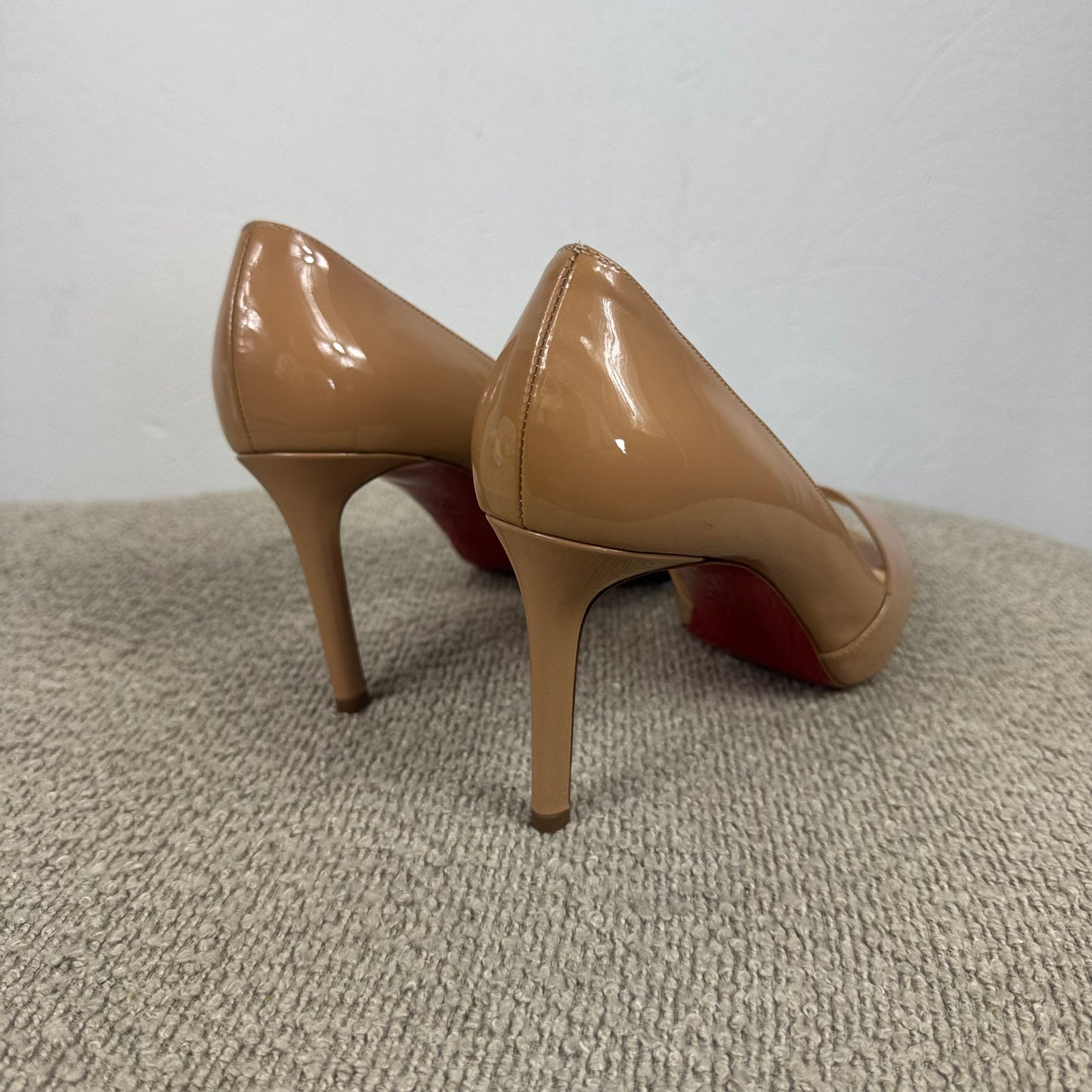 Christian Louboutin Shelley Pumps Nude Lackleder – Größe 39
