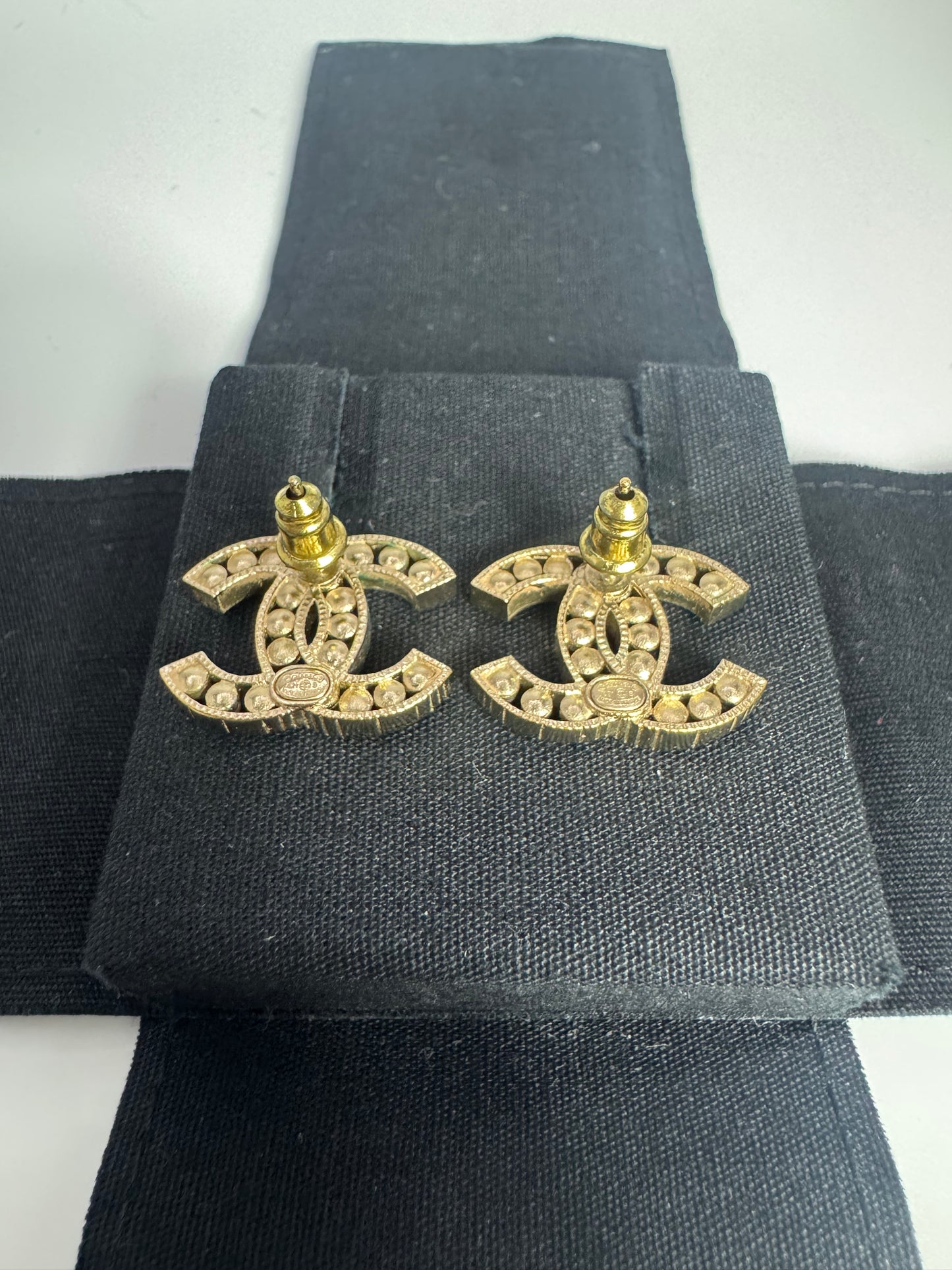CHANEL CC Ohrringe Goldton mit Perlen Logo Ohrstecker