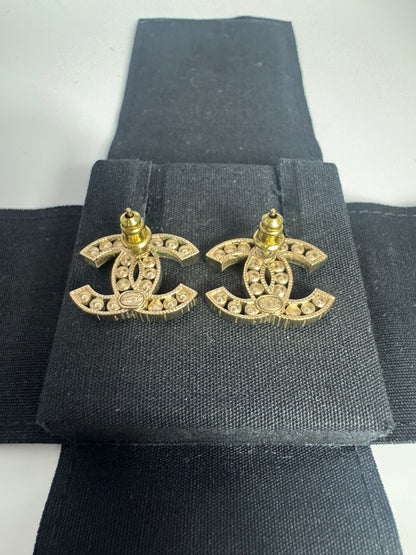 CHANEL CC Ohrringe Goldton mit Perlen Logo Ohrstecker