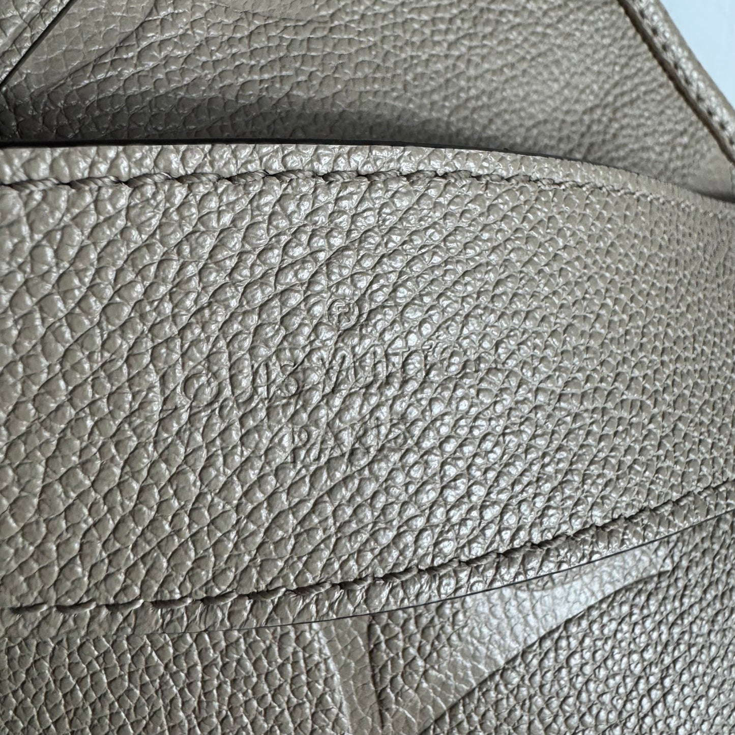 Louis Vuitton CarryAll MM – Monogram Empreinte Leder Taube