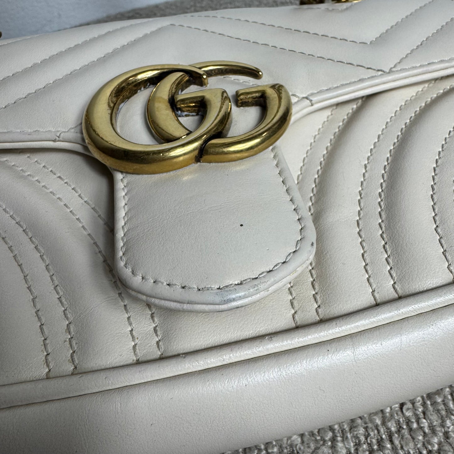 Gucci GG Marmont Kleine Schultertasche – Weiß