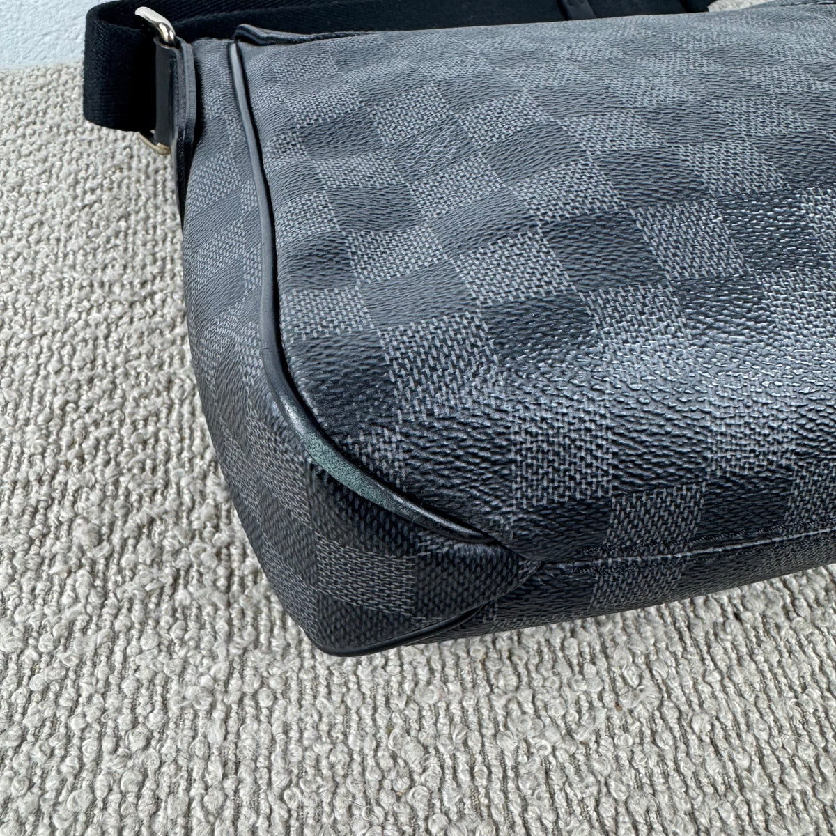 Louis Vuitton District PM Messenger – Damier Graphite