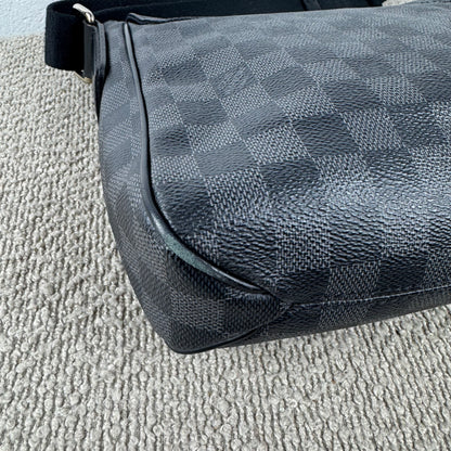 Louis Vuitton District PM Messenger – Damier Graphite