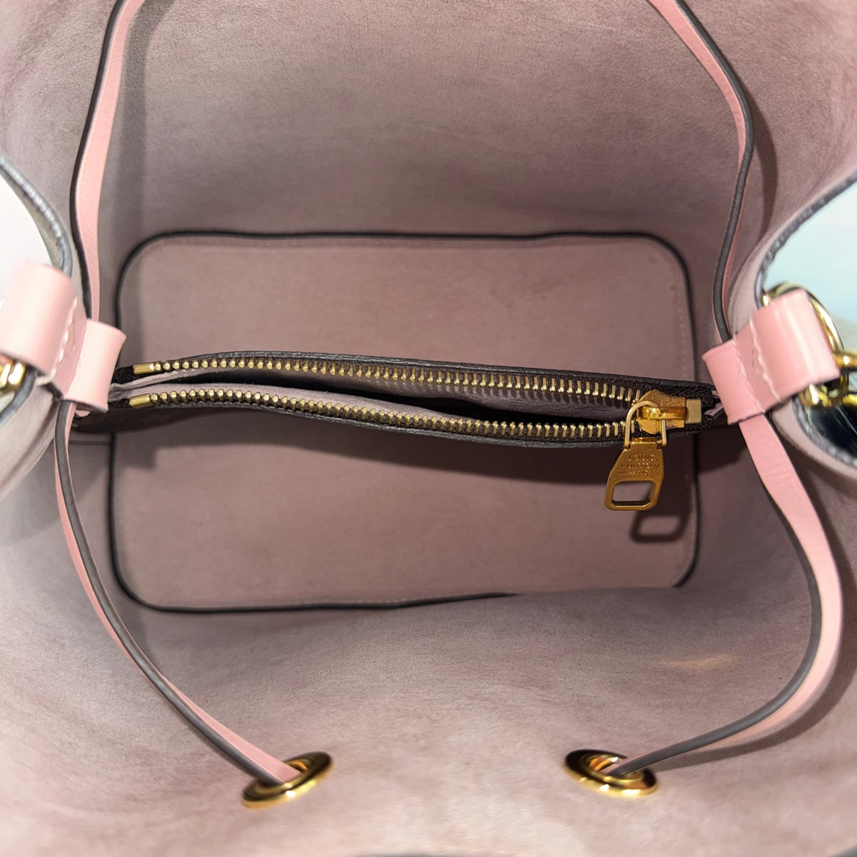 Louis Vuitton NéoNoé MM – Monogram Canvas / Rosa
