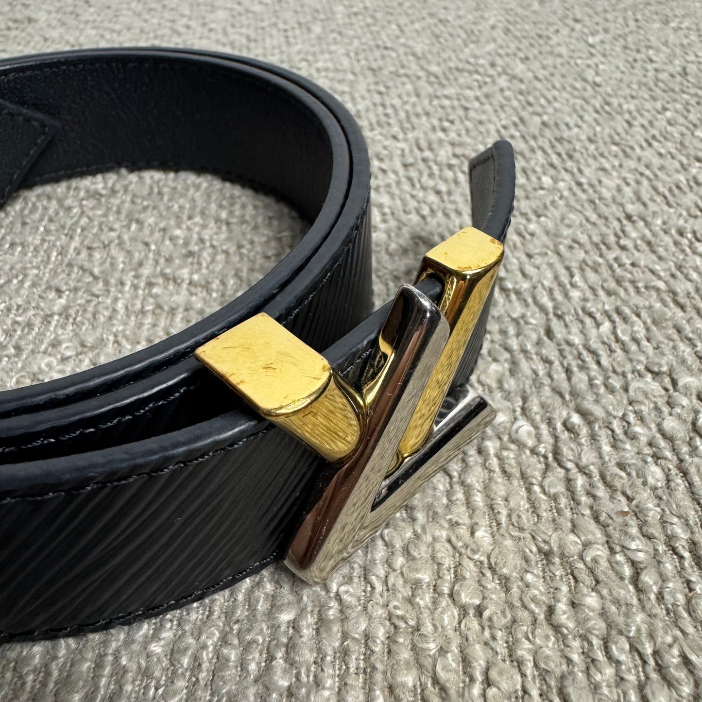 Louis Vuitton Ladies EPI Twist Logo Gürtel Schwarz – 75 cm
