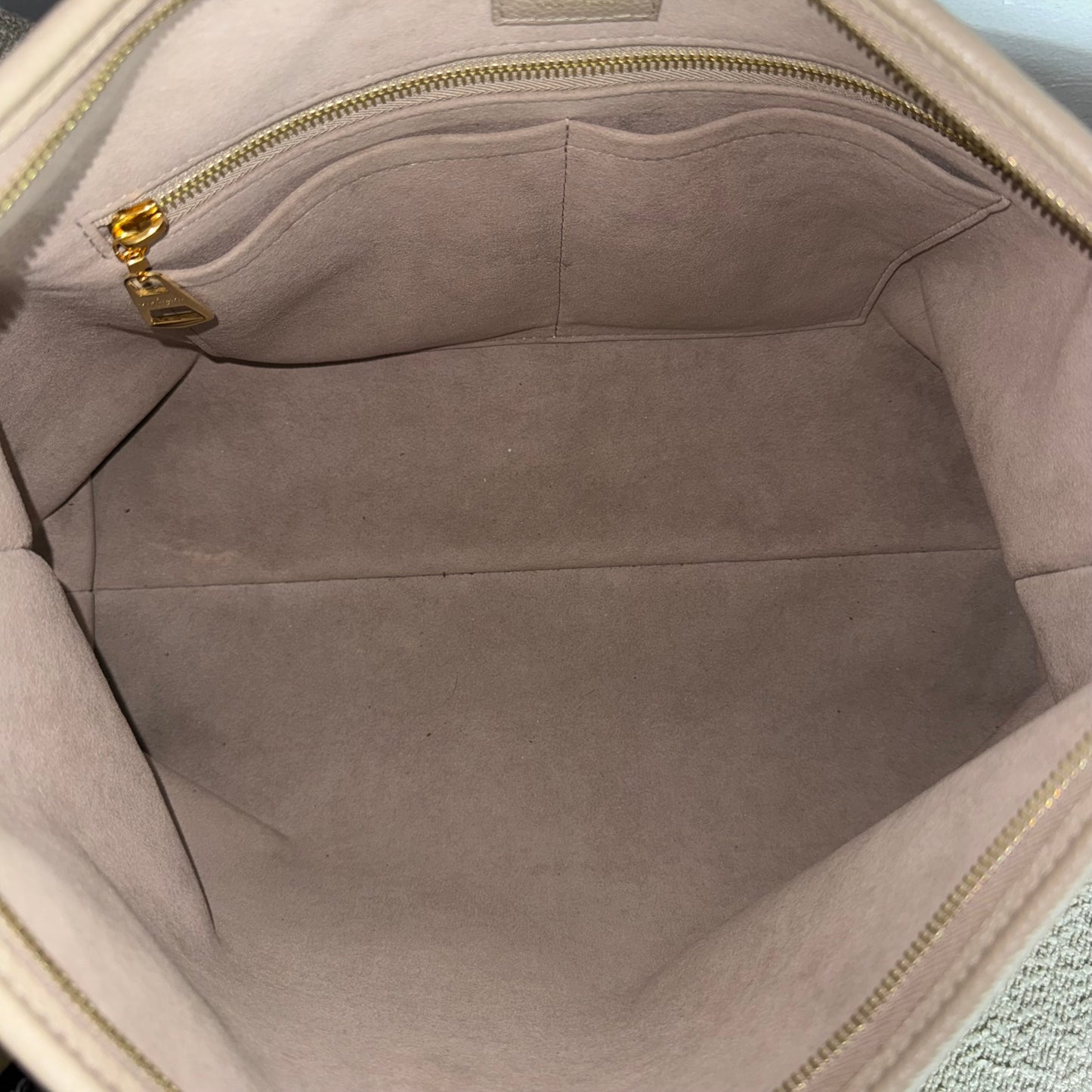 Louis Vuitton CarryAll MM – Monogram Empreinte Leder Taube