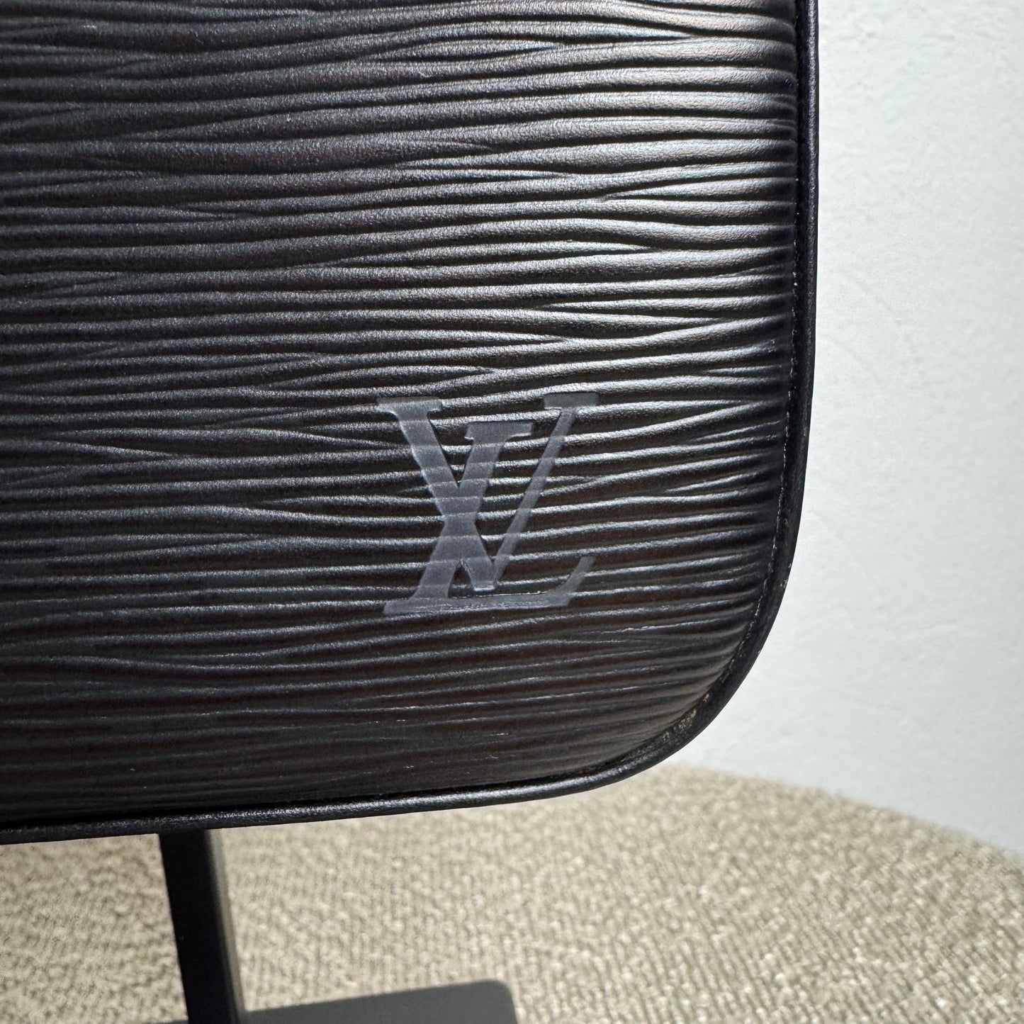 Louis Vuitton Buci Schultertasche – Epi Leder Schwarz