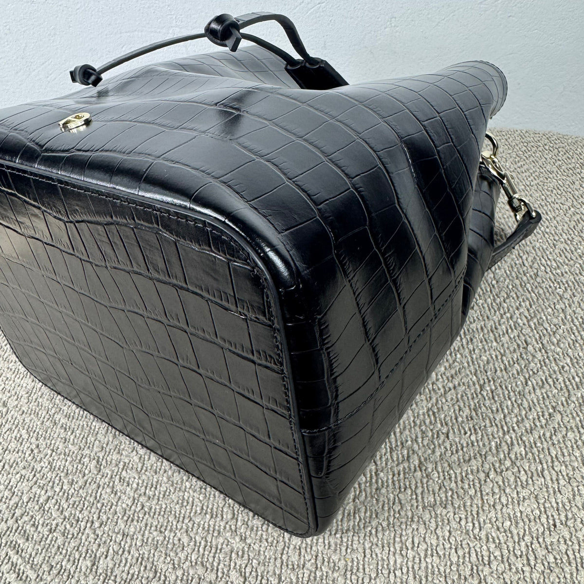 Aigner Beuteltasche – Schwarzes Leder mit Kroko-Prägung