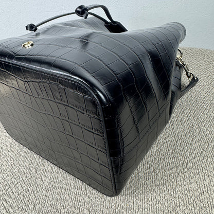 Aigner Beuteltasche – Schwarzes Leder mit Kroko-Prägung