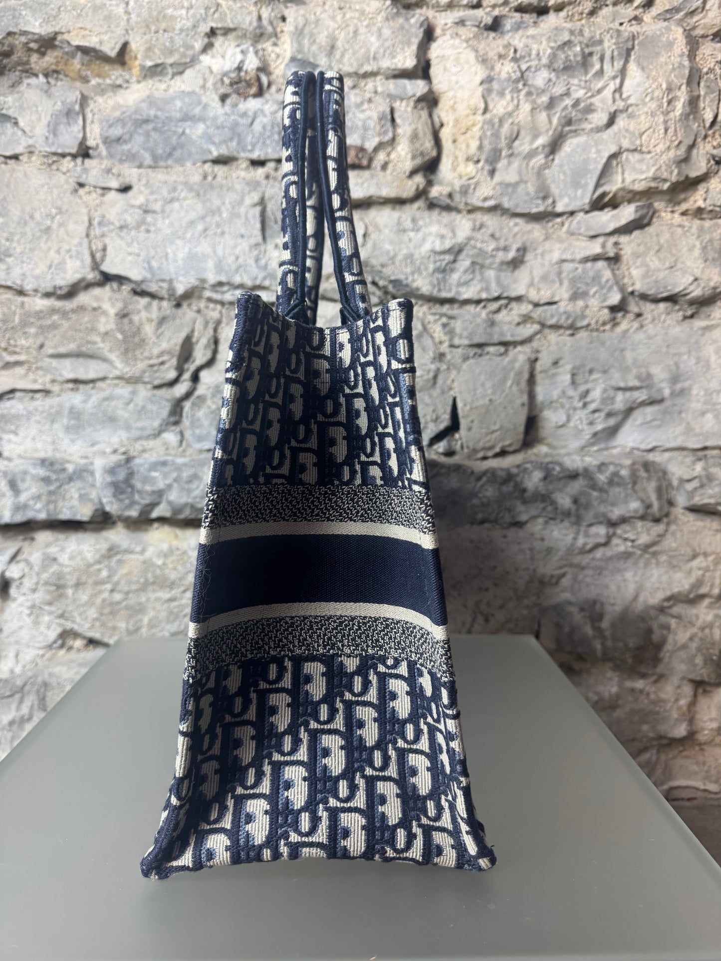Dior Book Tote Medium – Dior Oblique Stickerei in Écru & Blau
