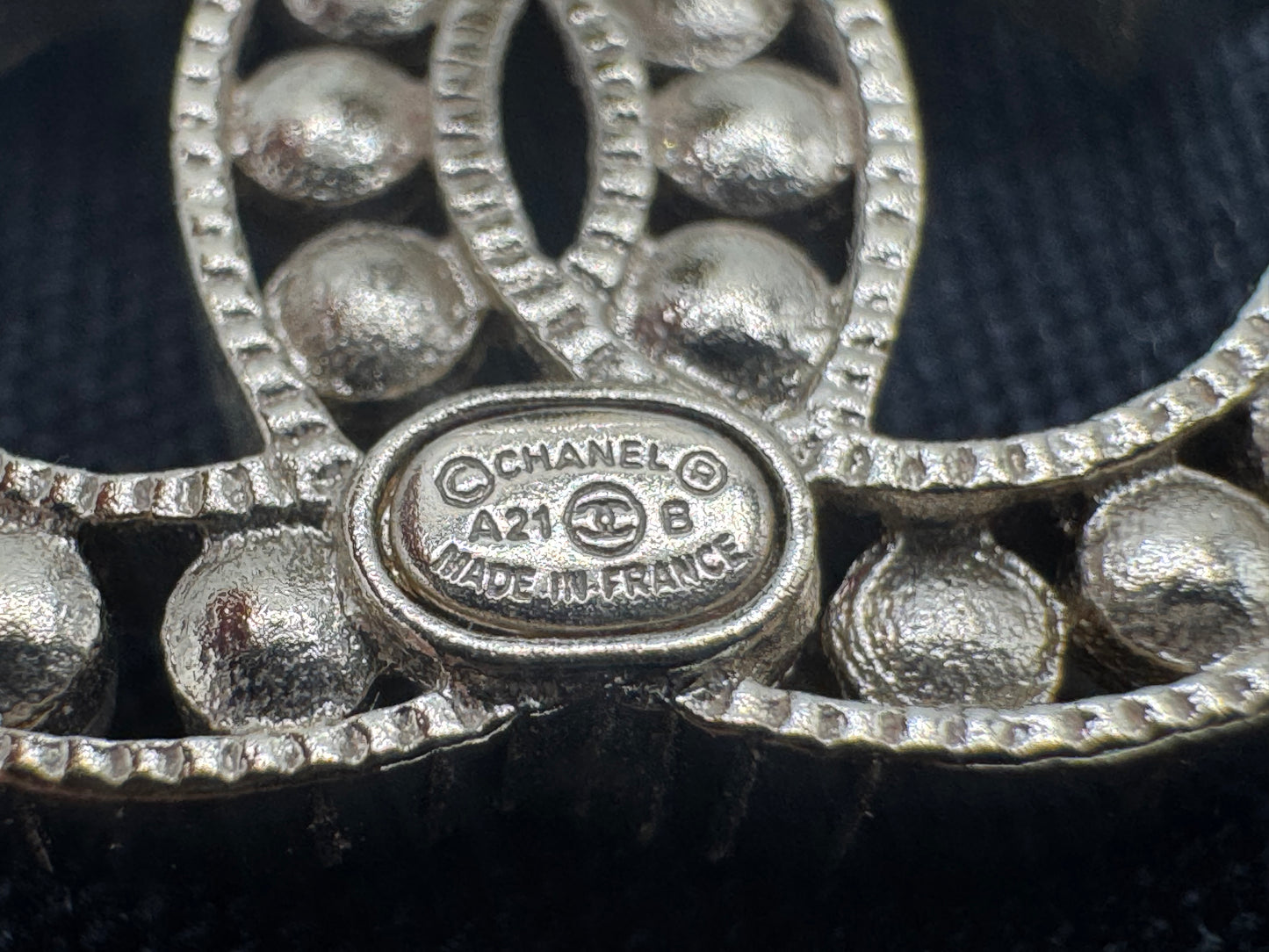 CHANEL CC Ohrringe Goldton mit Perlen Logo Ohrstecker