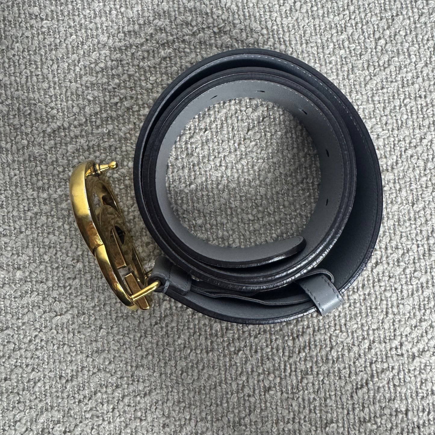 Gucci GG Marmont Gürtel Grau mit goldener GG-Schnalle