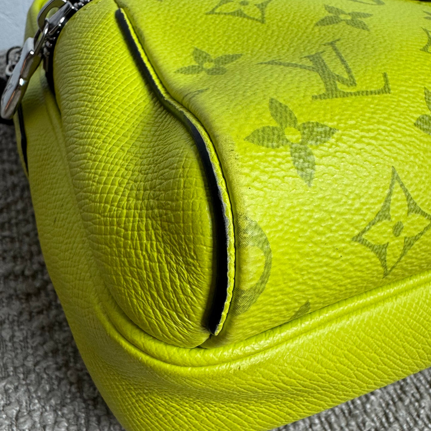 Louis Vuitton Outdoor Messenger Bag – Taïgarama Neon Gelb