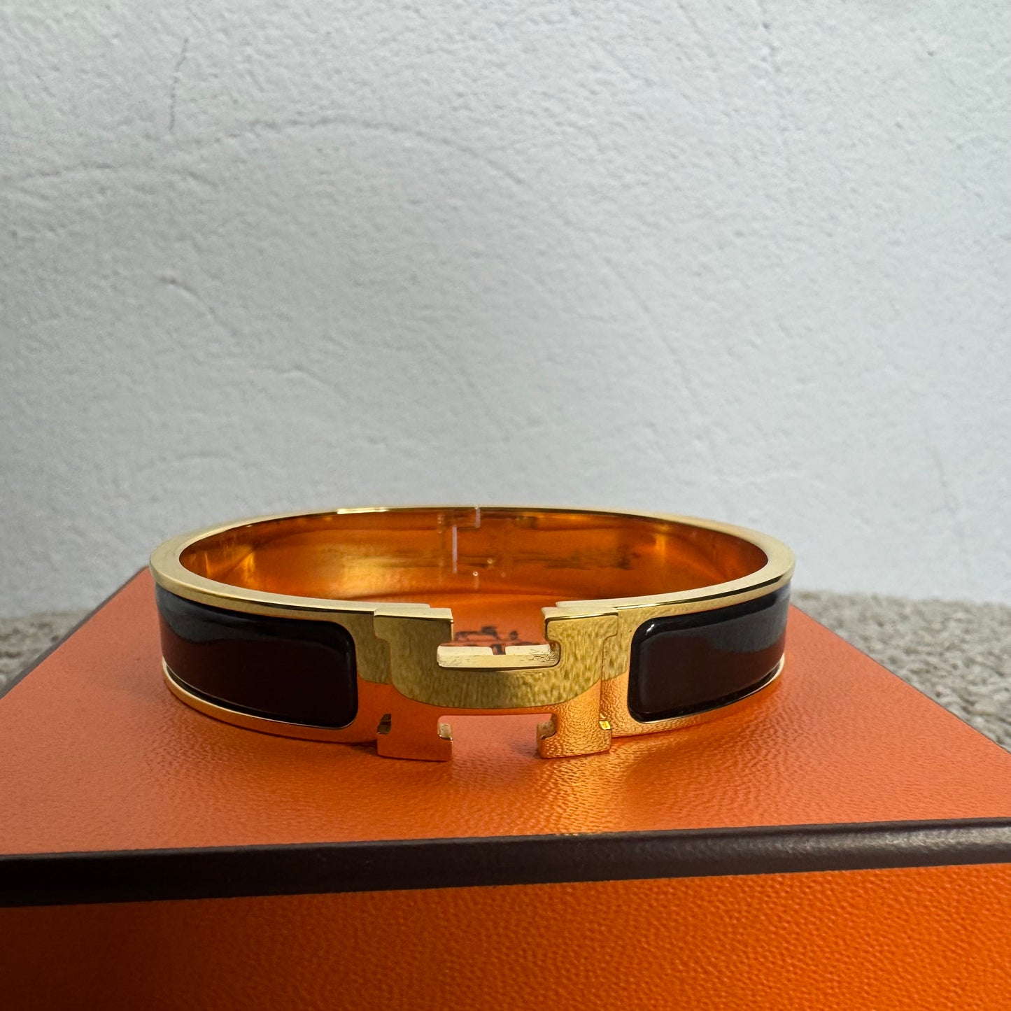 Hermès Clic H Armreif – Gold / Schwarz