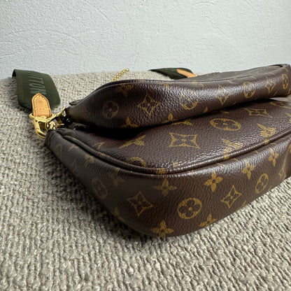 Louis Vuitton Multi Pochette Accessoires Monogram – Grüner Trageriemen