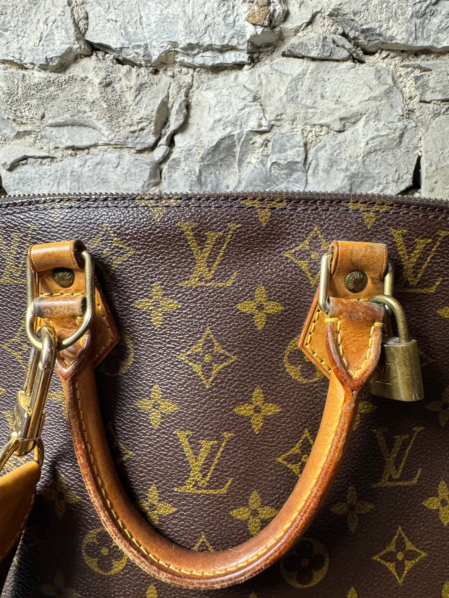 Louis Vuitton Alma Monogram mit Trageriemen
