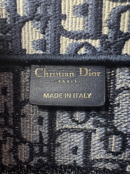 Dior Book Tote Medium – Dior Oblique Stickerei in Écru & Blau