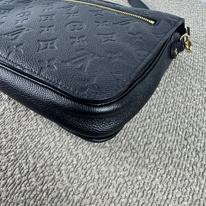 Louis Vuitton Pochette Métis – Monogram Empreinte Leder Schwarz