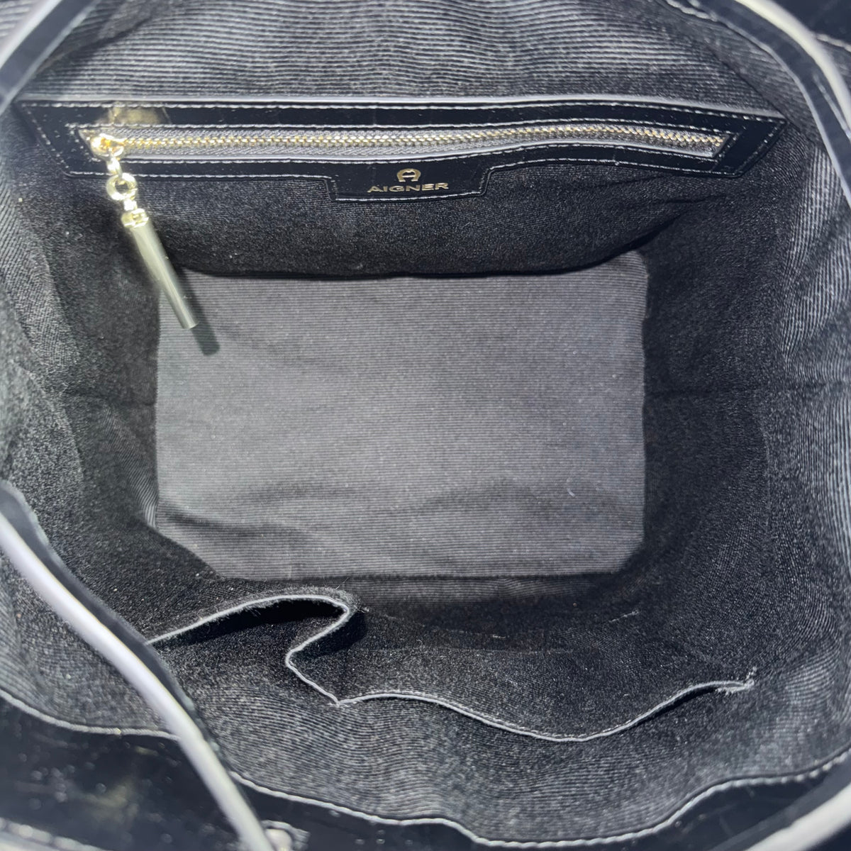 Aigner Beuteltasche – Schwarzes Leder mit Kroko-Prägung