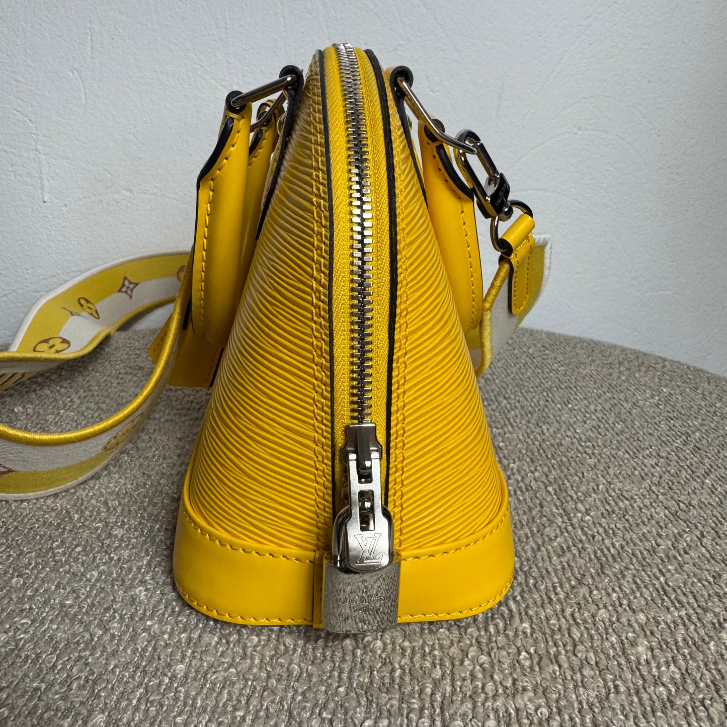 Louis Vuitton Alma BB Epi Leder Gelb