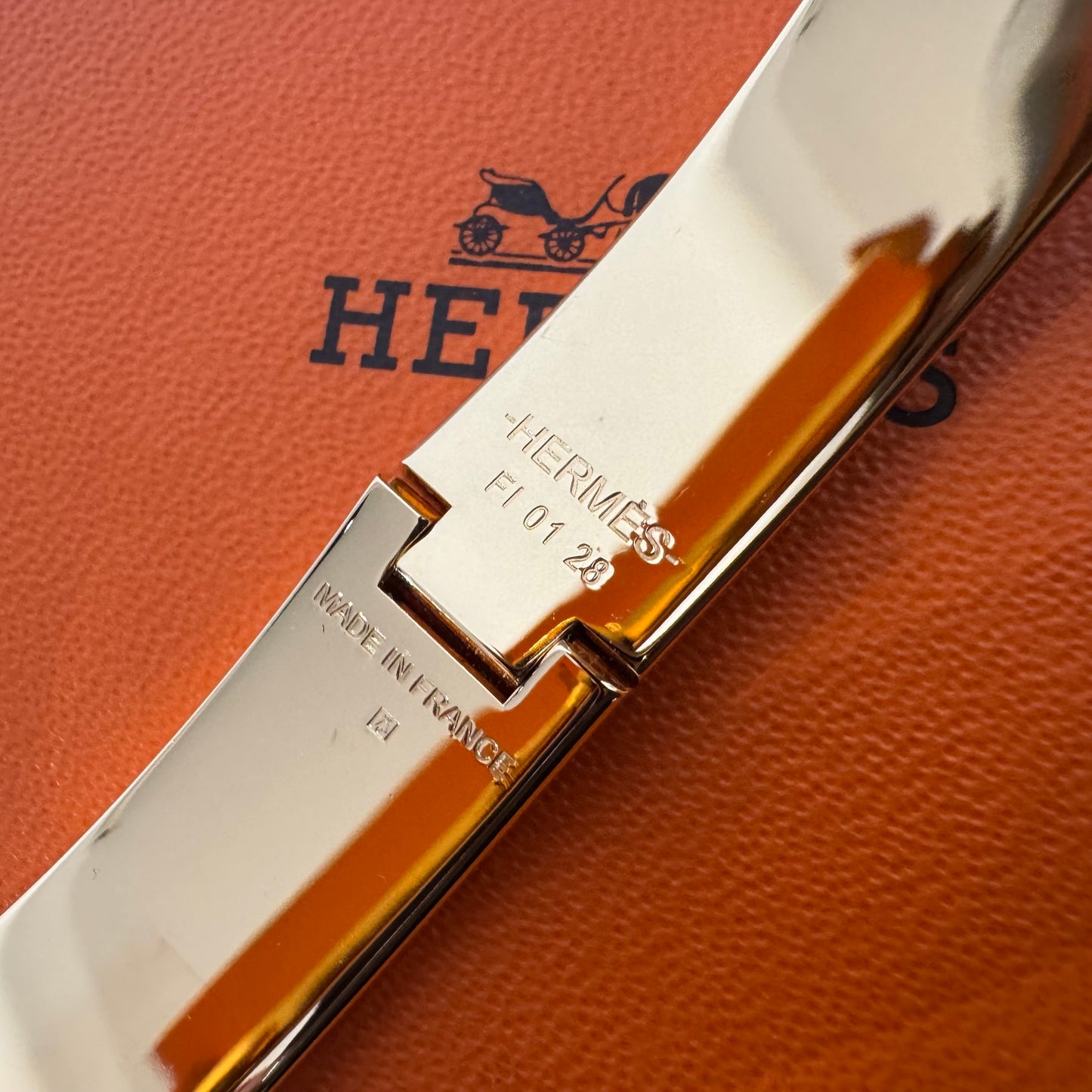 Hermès Clic H Armreif – Gold / Schwarz