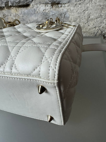 Mittelgroße Lady Dior Tasche Cannage Lammleder in Latte