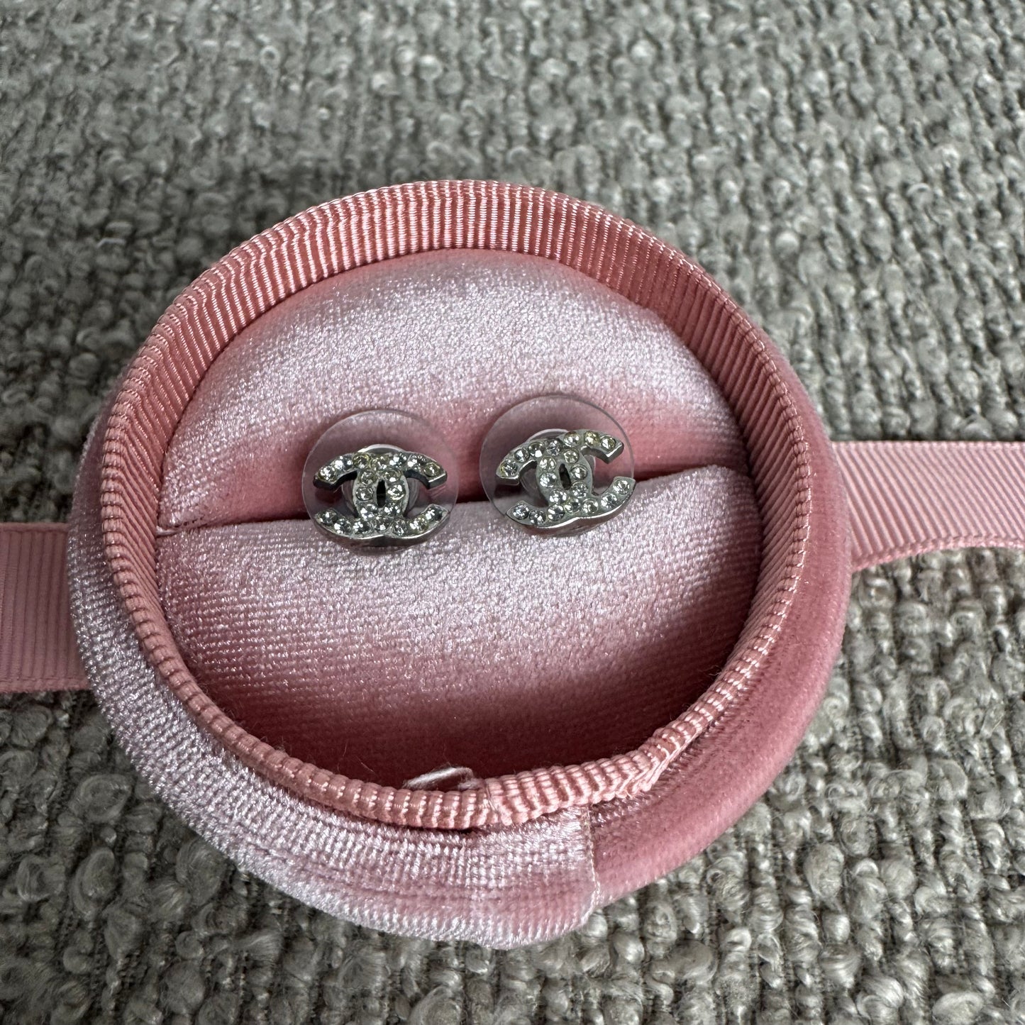 Chanel CC Logo Ohrstecker mit Kristallbesatz