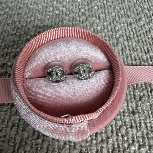 Chanel CC Logo Ohrstecker mit Kristallbesatz