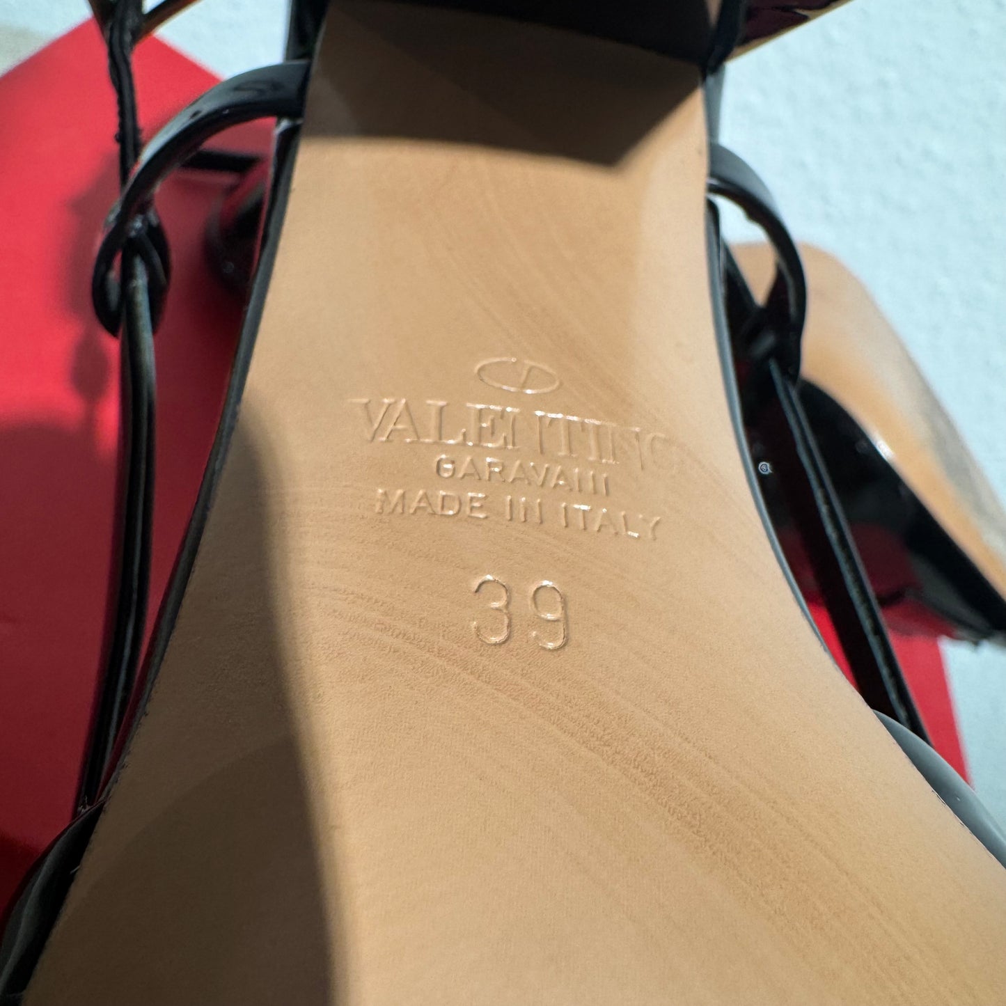 Valentino Pumps Lackleder – Schwarz mit goldfarbenem Detail – Größe 39