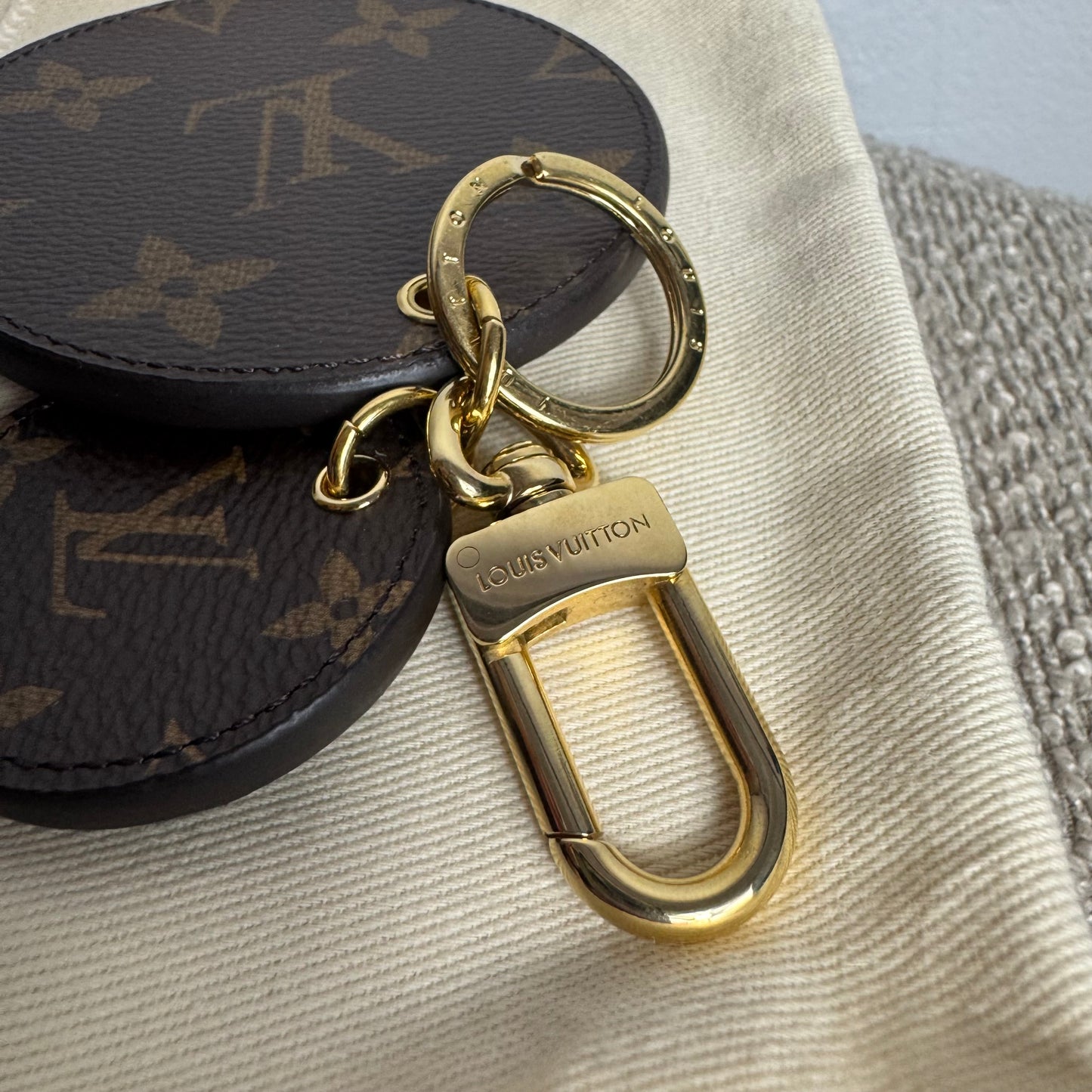 Louis Vuitton Monogram Reverse Schlüsselanhänger