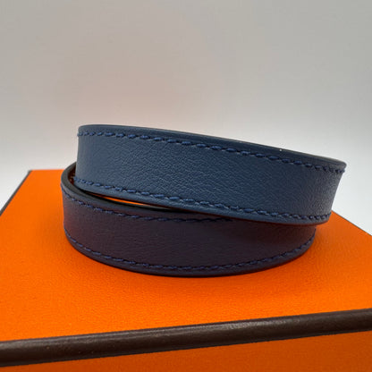 Hermès Kelly Double Tour Armband – Blau / Gold