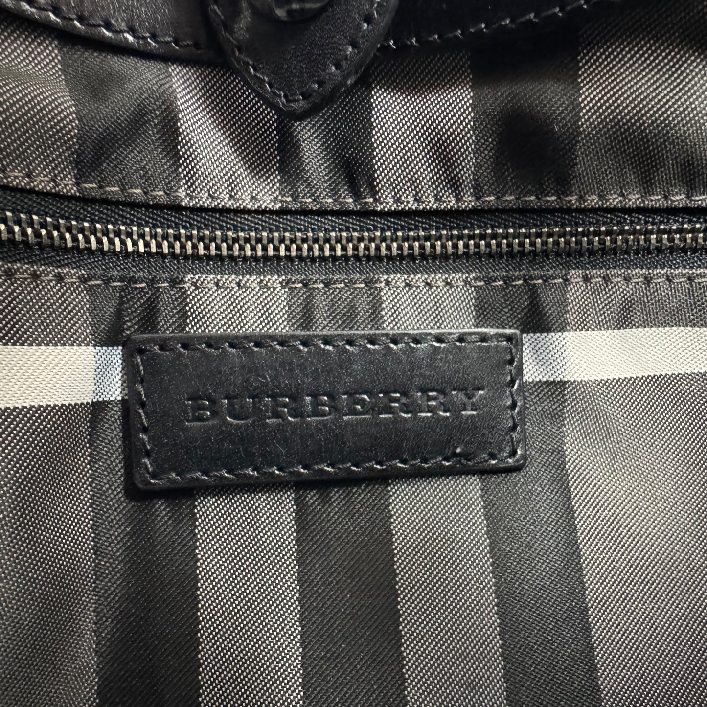 Burberry Studded Susanna Bucket Bag Leder - Schwarz