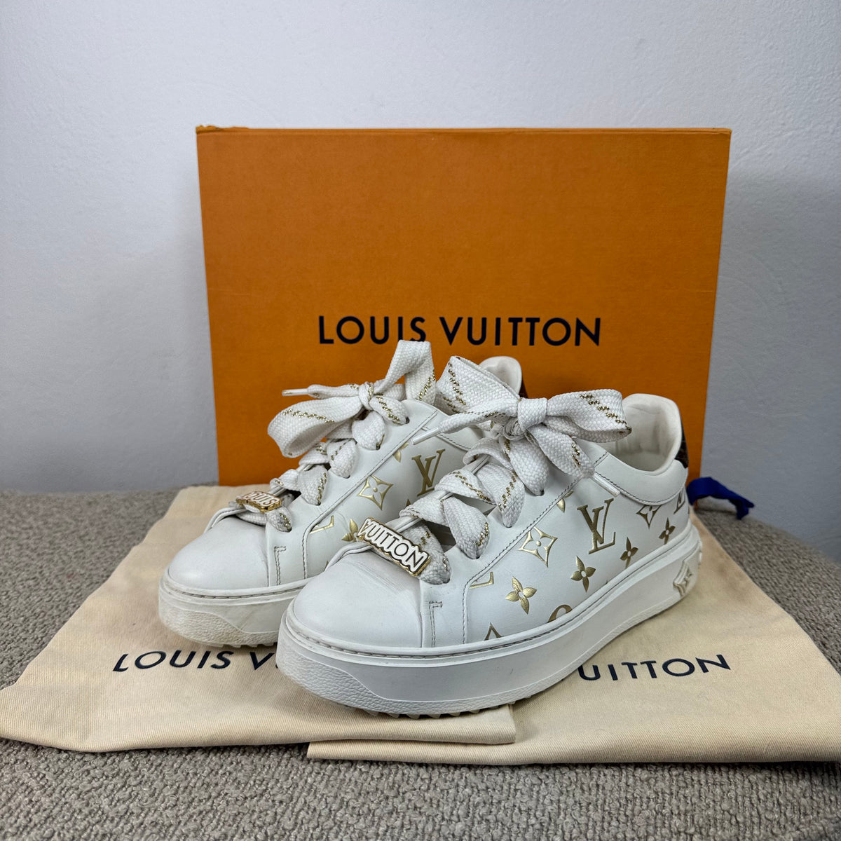 Louis Vuitton Time Out Sneaker – Weiß / Gold – Größe 37,5