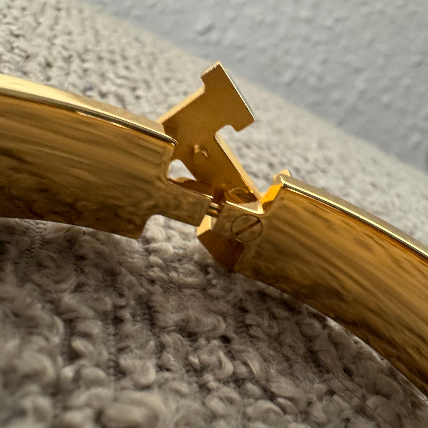 Hermès Clic H Armreif – Gold / Schwarz