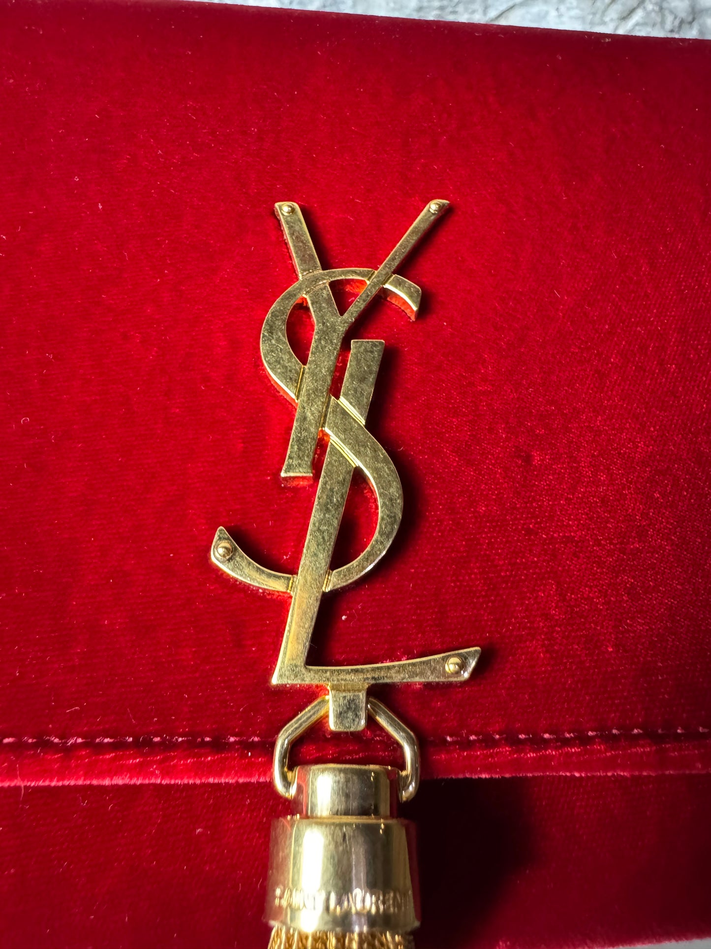 Yves Saint Laurent Kate Medium Rot Samt