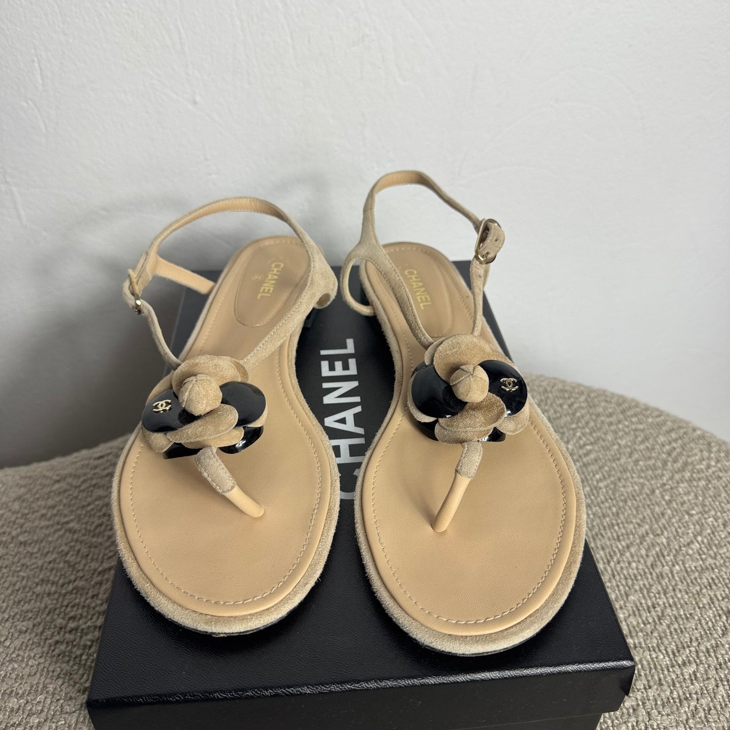 Chanel Camellia Thong Sandalen – Gr. 41