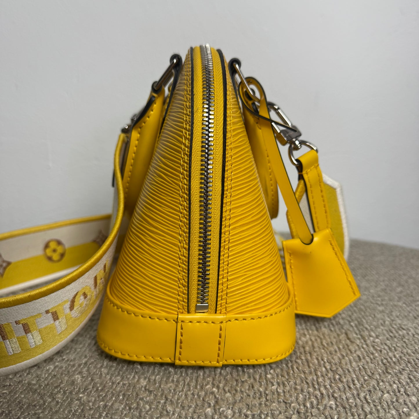 Louis Vuitton Alma BB Epi Leder Gelb