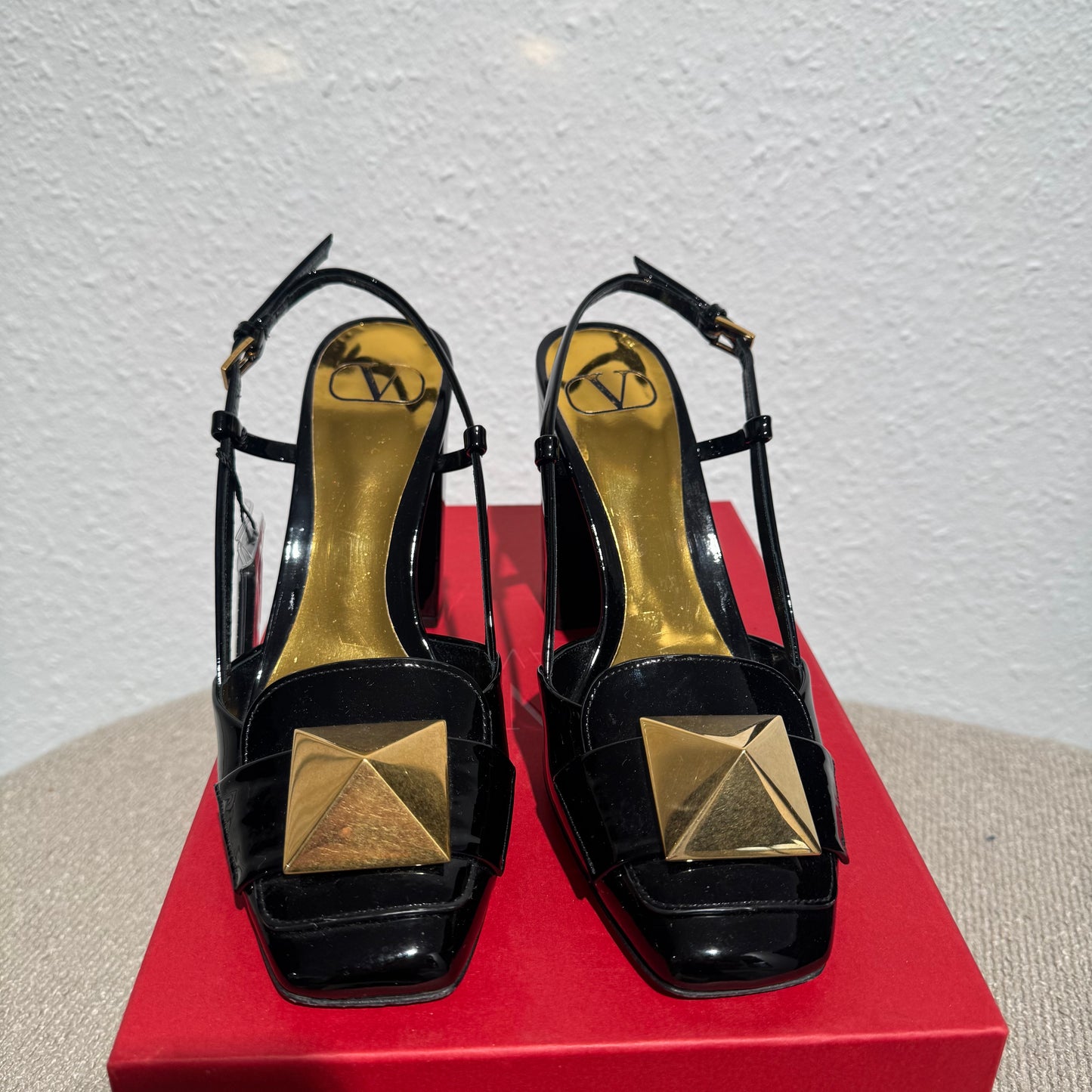Valentino Pumps Lackleder – Schwarz mit goldfarbenem Detail – Größe 39
