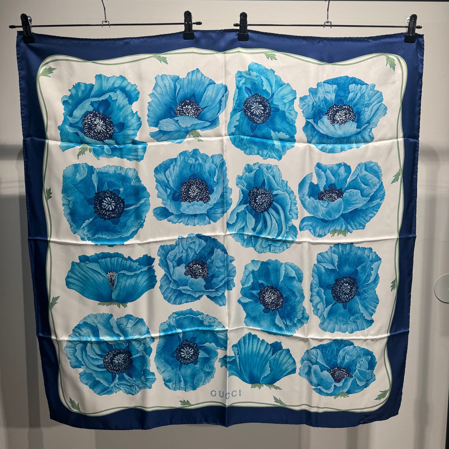 Foulard en soie Gucci "Blue Poppies" (Coquelicots bleus) avec bordure contrastée