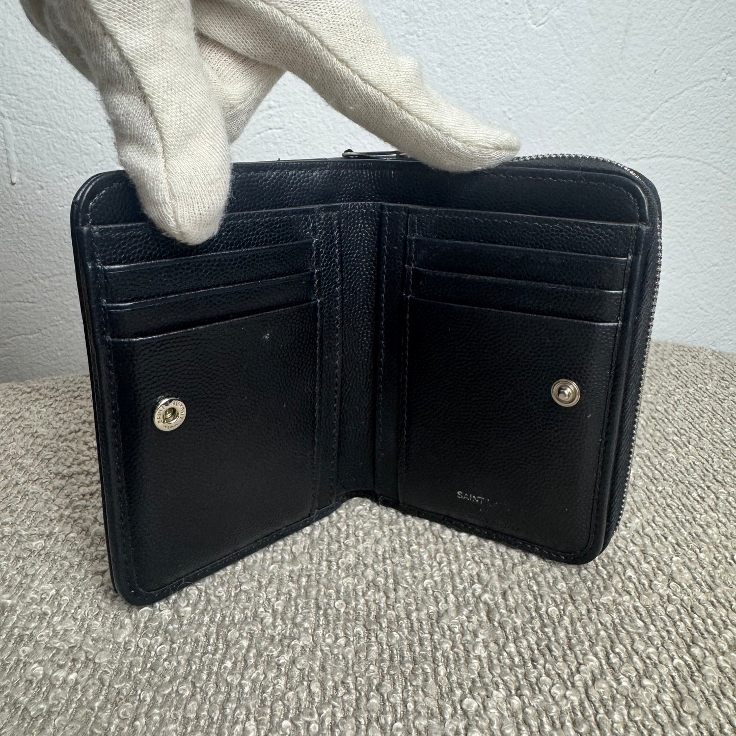 Saint Laurent Cassandre Matelassé Lederportemonnaie – Grain de Poudre