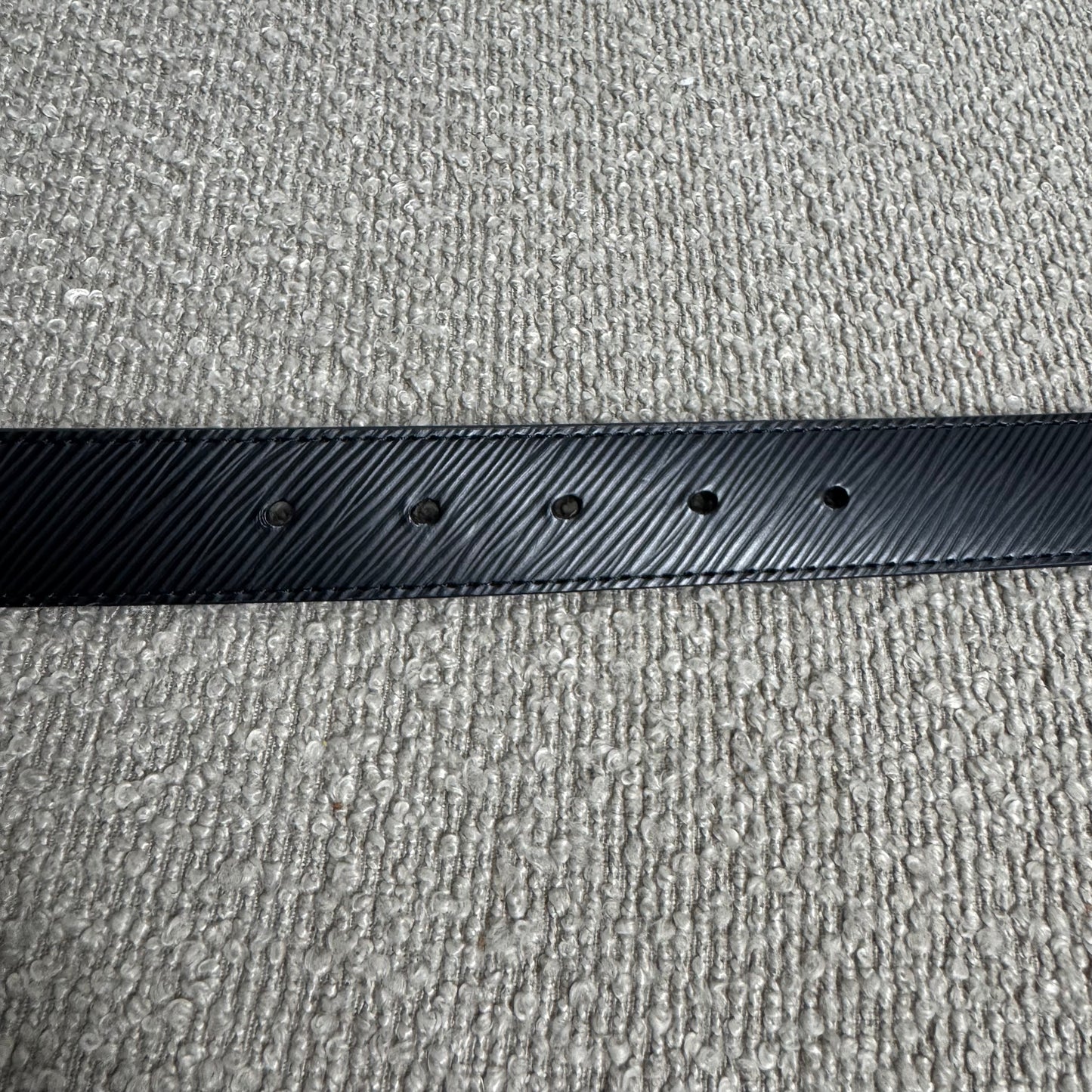 Louis Vuitton Ladies EPI Twist Logo Gürtel Schwarz – 75 cm