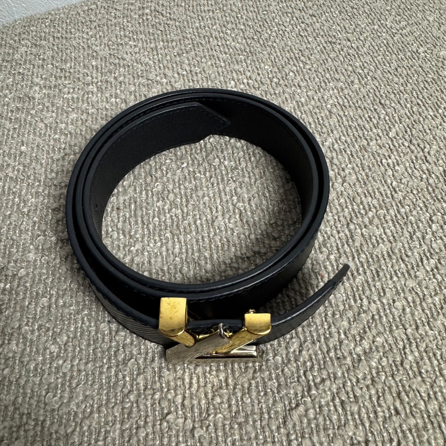 Louis Vuitton Ladies EPI Twist Logo Gürtel Schwarz – 75 cm