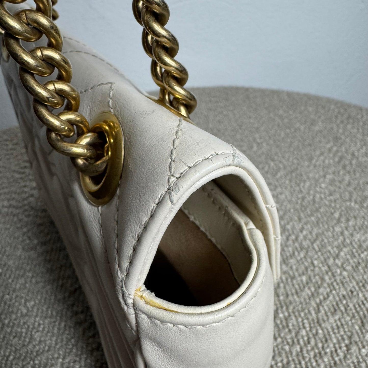 Gucci GG Marmont Kleine Schultertasche – Weiß