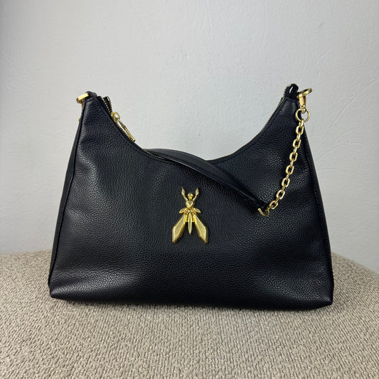 Patrizia Pepe Schultertasche – Schwarz mit goldfarbener Hardware