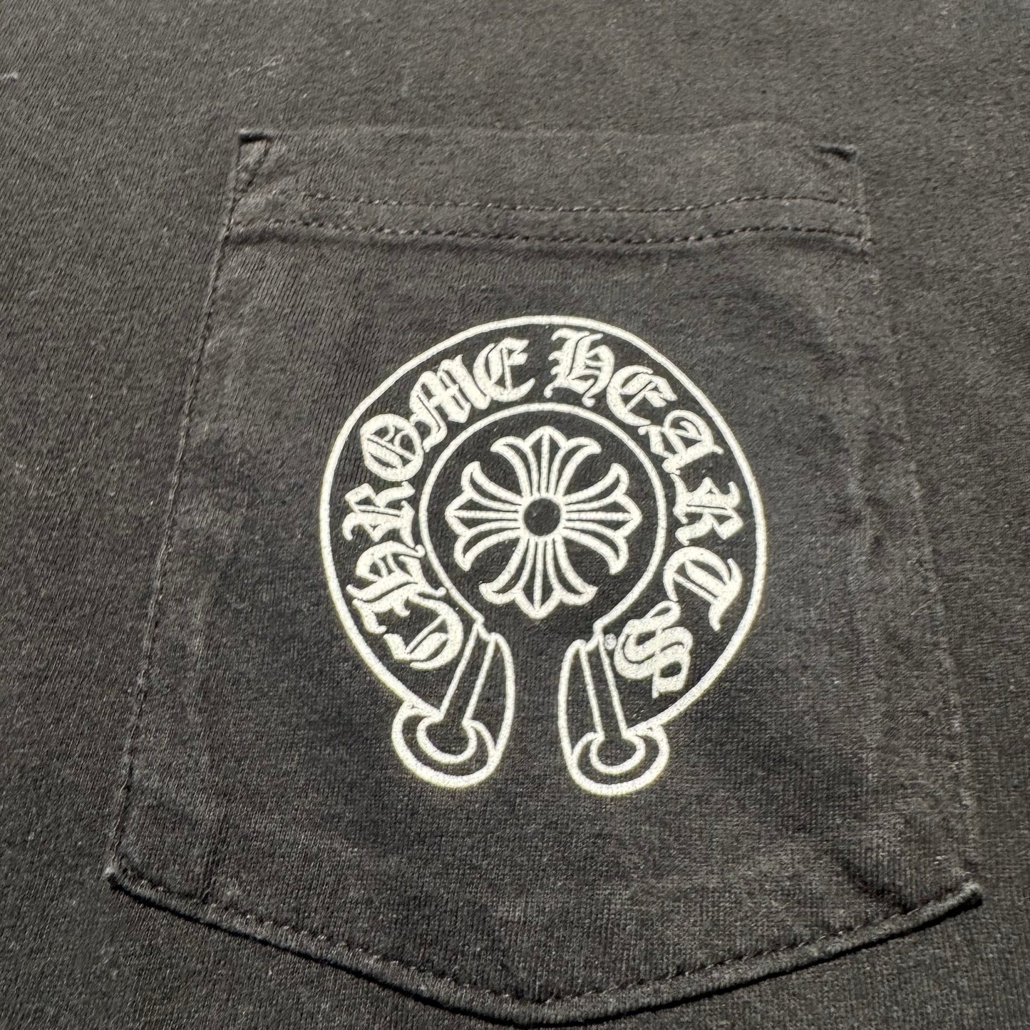 Chrome Hearts Gradient Horseshoe Pocket T-Shirt Schwarz Gr. M
