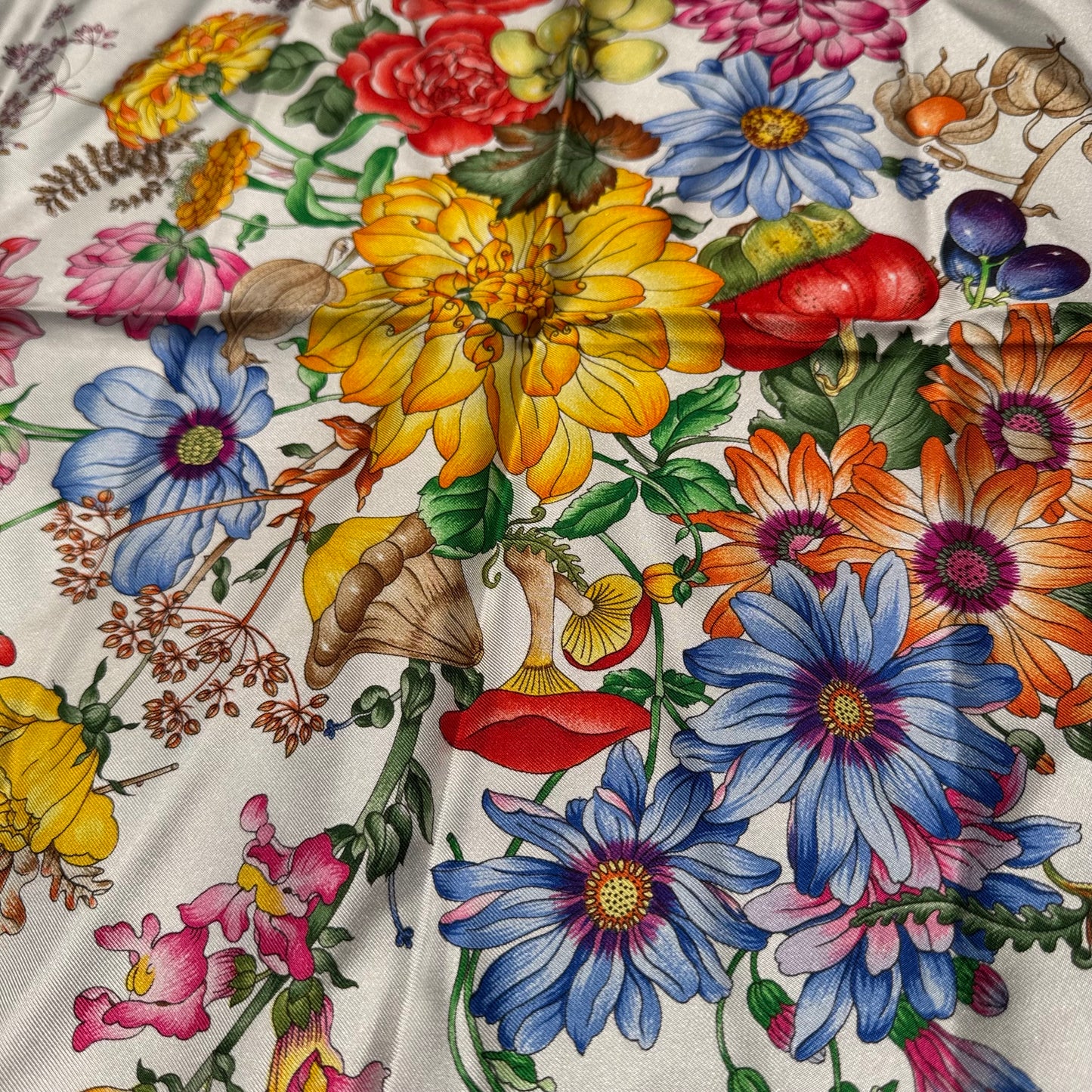 Vintage Gucci Seiden-Carré „Funghi“ rot
